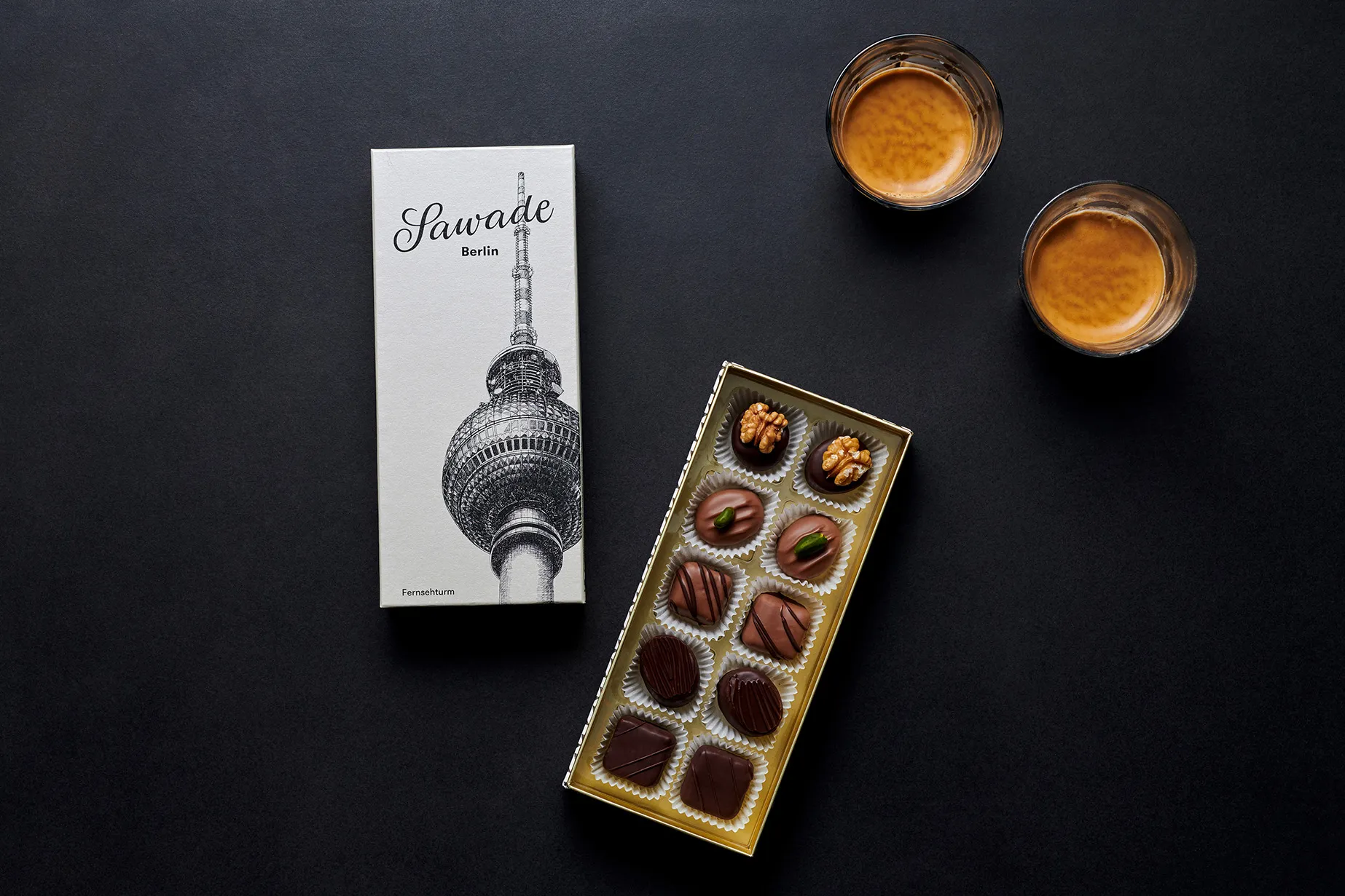 Stimmungsbild: Pralinenschachtel mit Fernsehturm Motiv und gemischten Pralinen